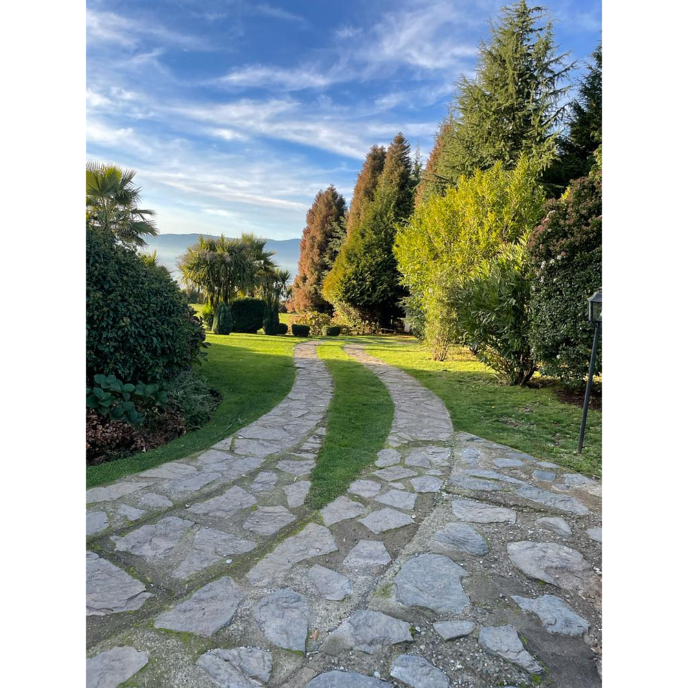 EXCLUSIVA CASA EN PARCELA – PISCINA- VISTA PANORAMICA LAGO VILLARRICA – SECTOR LOS RISCOS