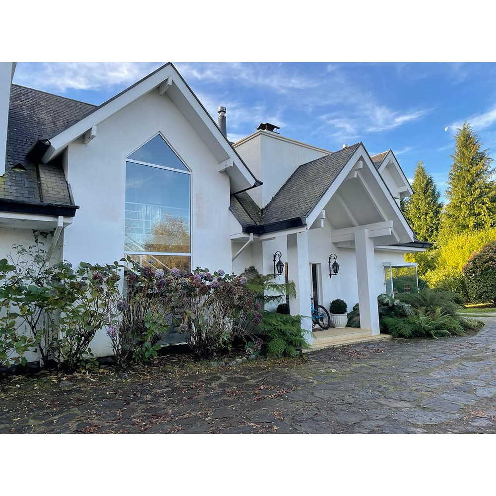 EXCLUSIVA CASA EN PARCELA – PISCINA- VISTA PANORAMICA LAGO VILLARRICA – SECTOR LOS RISCOS