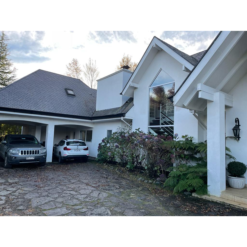 EXCLUSIVA CASA EN PARCELA – PISCINA- VISTA PANORAMICA LAGO VILLARRICA – SECTOR LOS RISCOS