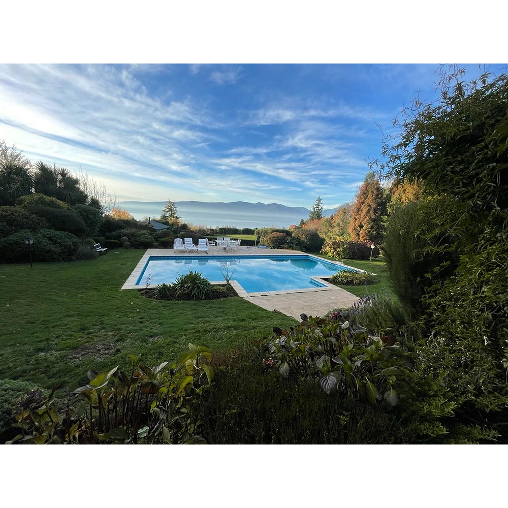 EXCLUSIVA CASA EN PARCELA – PISCINA- VISTA PANORAMICA LAGO VILLARRICA – SECTOR LOS RISCOS