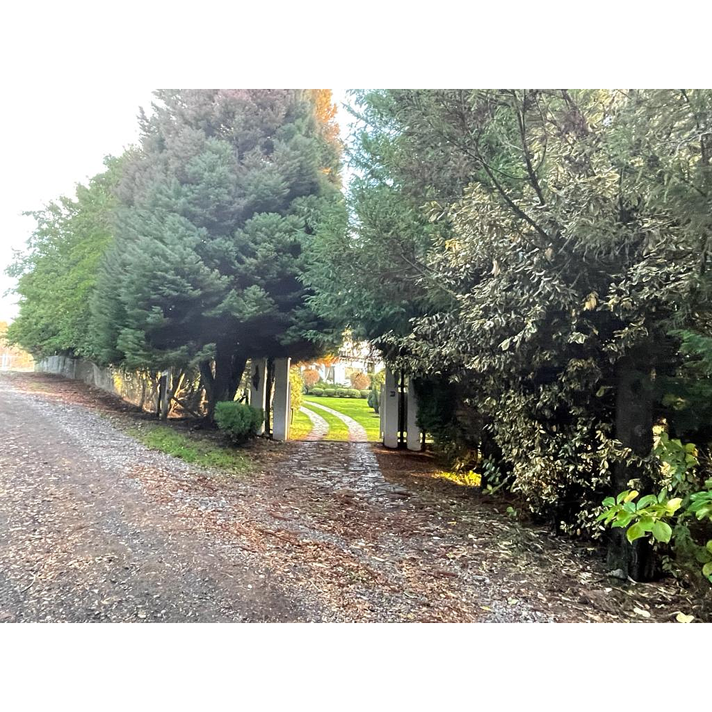 EXCLUSIVA CASA EN PARCELA – PISCINA- VISTA PANORAMICA LAGO VILLARRICA – SECTOR LOS RISCOS