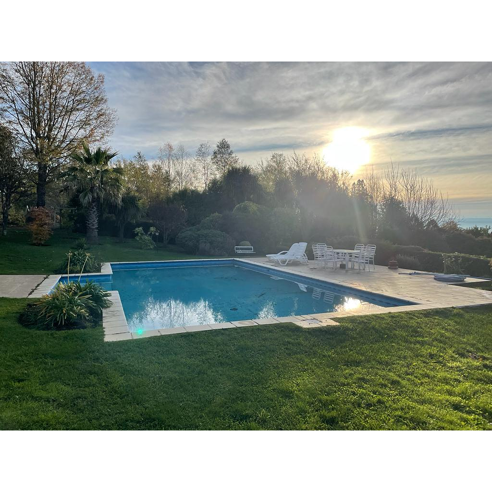 EXCLUSIVA CASA EN PARCELA – PISCINA- VISTA PANORAMICA LAGO VILLARRICA – SECTOR LOS RISCOS