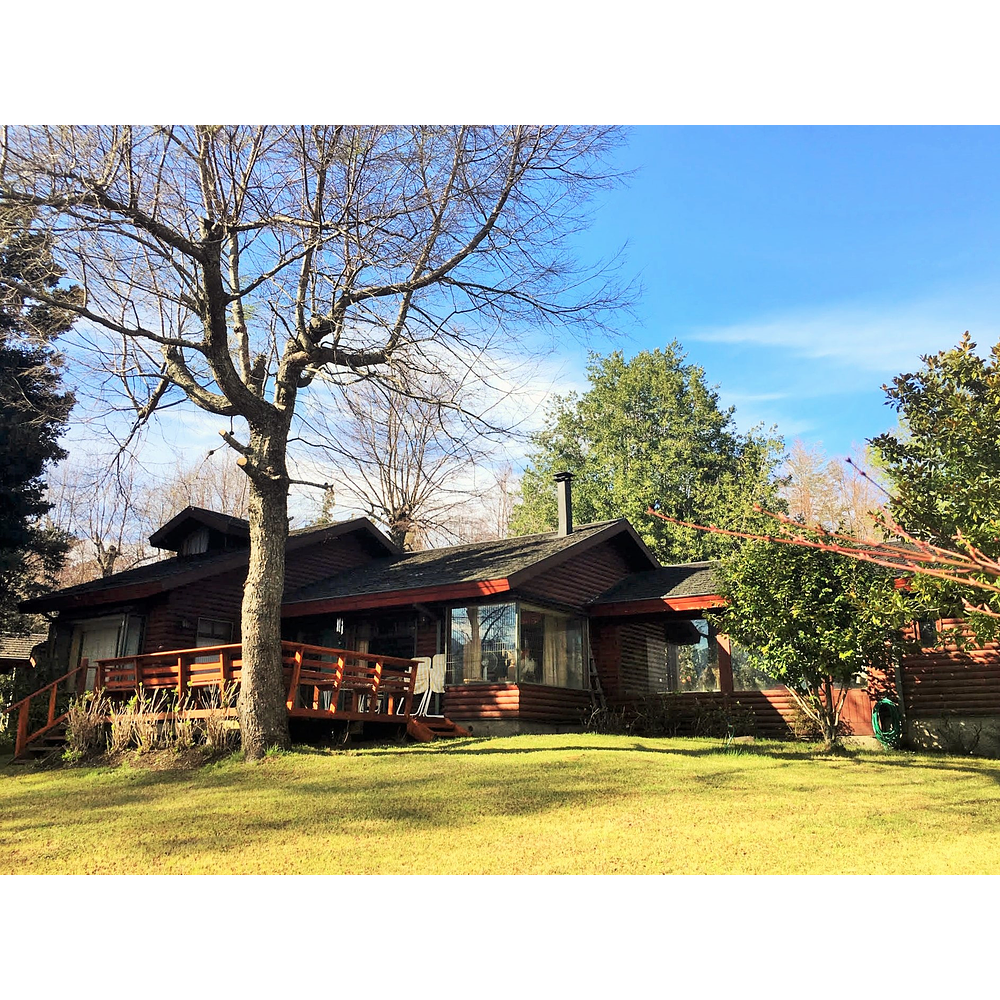 CASA CON PISCINA, VISTA AL LAGO, HERMOSO JARDÍN – SUBIDA AL VOLCÁN – PUCON