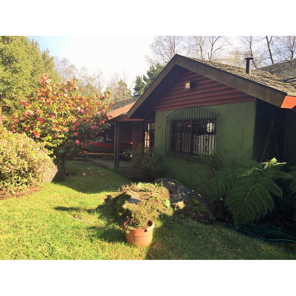 CASA CON PISCINA, VISTA AL LAGO, HERMOSO JARDÍN – SUBIDA AL VOLCÁN – PUCON