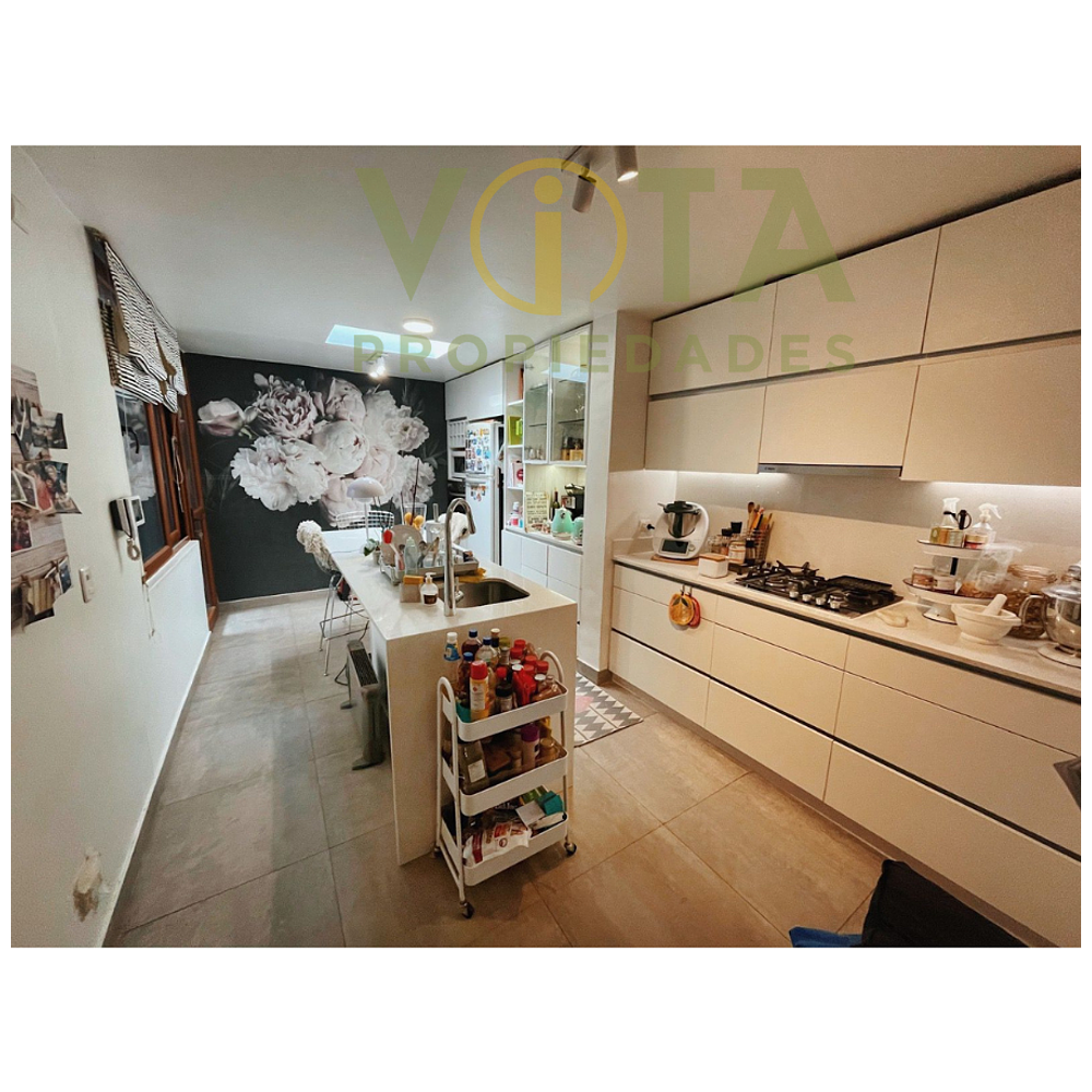 Venta casa 5 dormitorios, 3 baños, Lo Barnechea - Santiago 