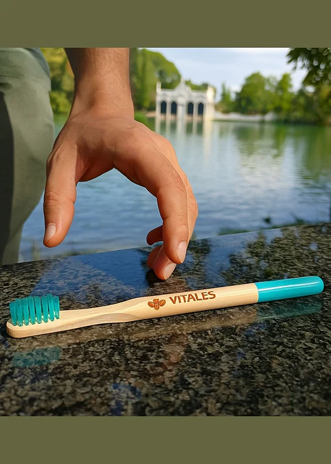 Cepillo Redondo de Bambú con cerdas nylon 6 sin BPA  – Natural como tu sonrisa, fresco como la naturaleza