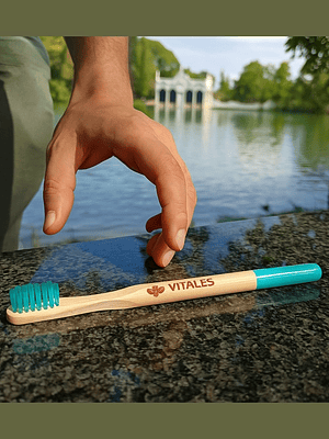 Cepillo Redondo de Bambú con cerdas nylon 6 sin BPA  – Natural como tu sonrisa, fresco como la naturaleza