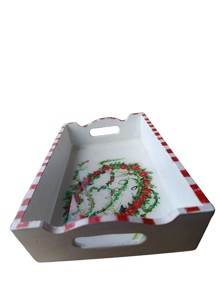 Bandeja Artesanal  CORONA de Madera Pintadas a Mano con Resina Brillante |  Diseños Únicos y Personalizados | Durabilidad y Reutilización Consciente 3