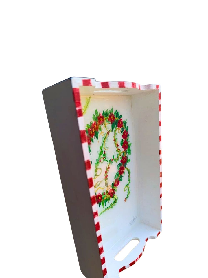 Bandeja Artesanal  CORONA de Madera Pintadas a Mano con Resina Brillante |  Diseños Únicos y Personalizados | Durabilidad y Reutilización Consciente 4