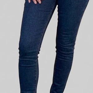 Jeans Skinny con faja y cierre en tobillos
