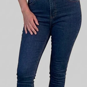 Jeans Skinny con faja y cierre en tobillos