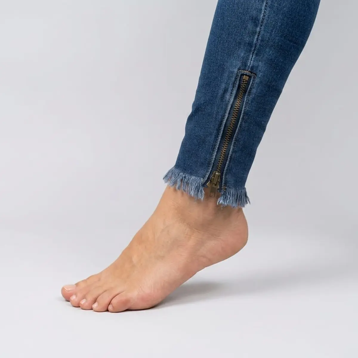 Jeans Skinny con faja y cierre en tobillos