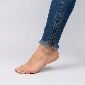 Jeans Skinny con faja y cierre en tobillos