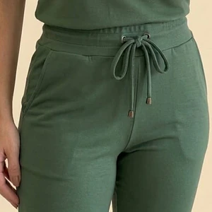 Conjunto de pantalón y polera Confi