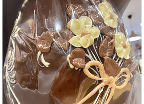 Ovo de Chocolate de Leite Artesanal Decorado à Mão 1050g - La Suissa