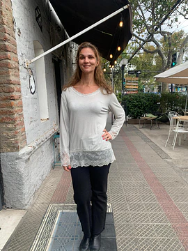 POLERA ENCAJE GRIS CLARO