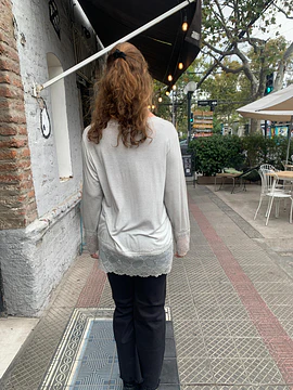 POLERA ENCAJE GRIS CLARO