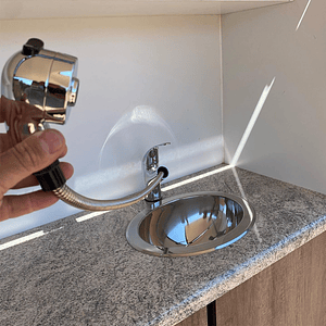 Grifería monomando con cabezal extensible para casa rodante y motorhome