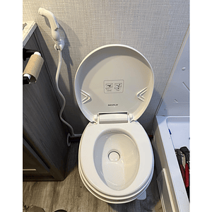 Baño Seaflo descarga gravedad a pedal con rociador para casa rodante