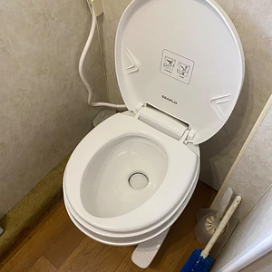 Baño Seaflo descarga gravedad a pedal para casa rodante