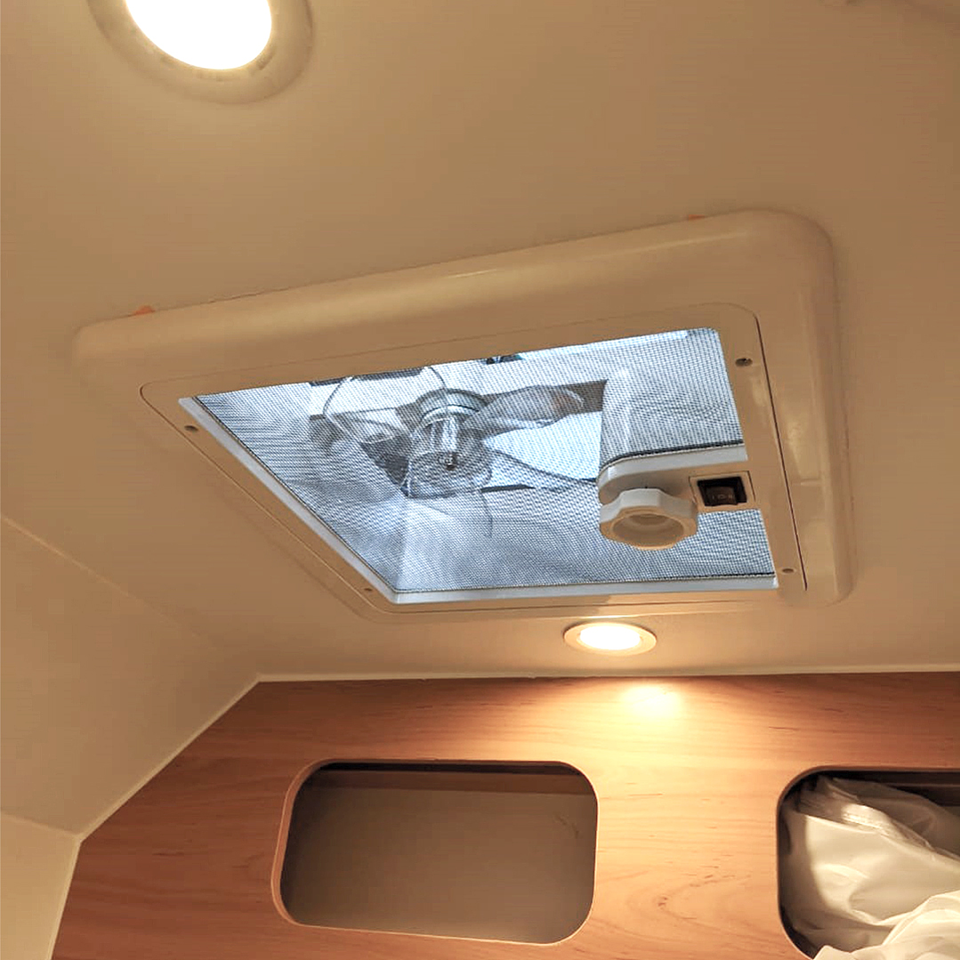 Claraboya 280x280mm con extractor y ventilador 2