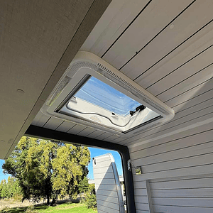 Claraboya 400x600mm tapa térmica, luz LED, cortina y malla mosquitera deslizables