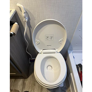 Baño Seaflo descarga gravedad a pedal incluye rociador para casa rodante