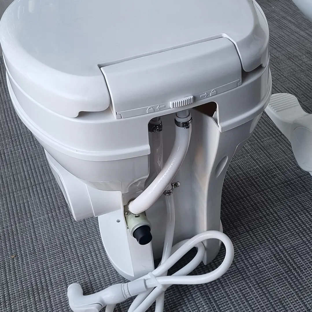 Baño Seaflo descarga gravedad a pedal incluye rociador para casa rodante 14