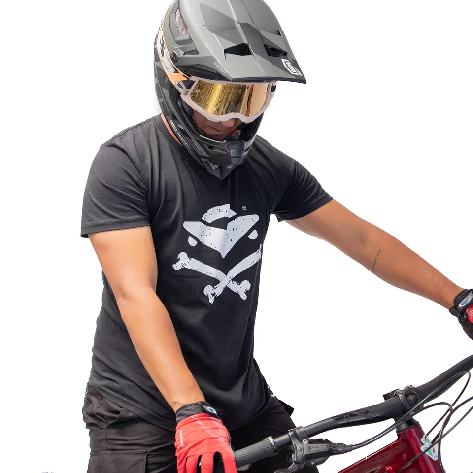 Polera lifestyle VÍVELA bones 3