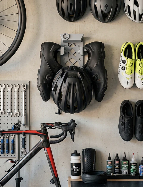 Organizador de ciclismo: Casco, zapatillas y ciclocomputador en uno