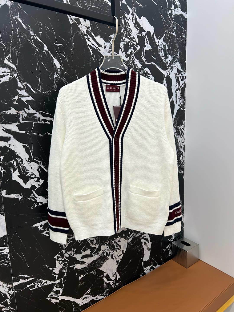 Cardigan de punto clásico (V-neck cardigan) 2