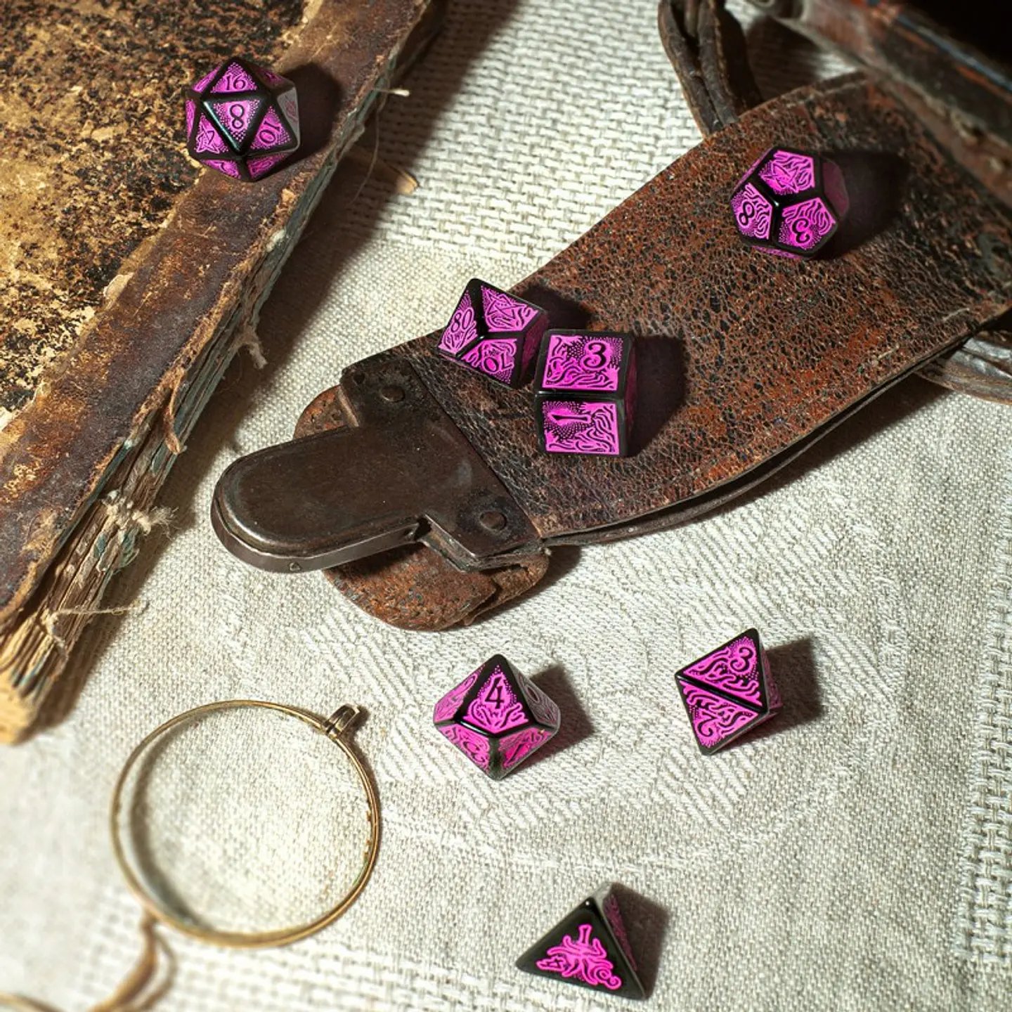 Call of Cthulhu 7th Edition Black & magenta Dice Set 3