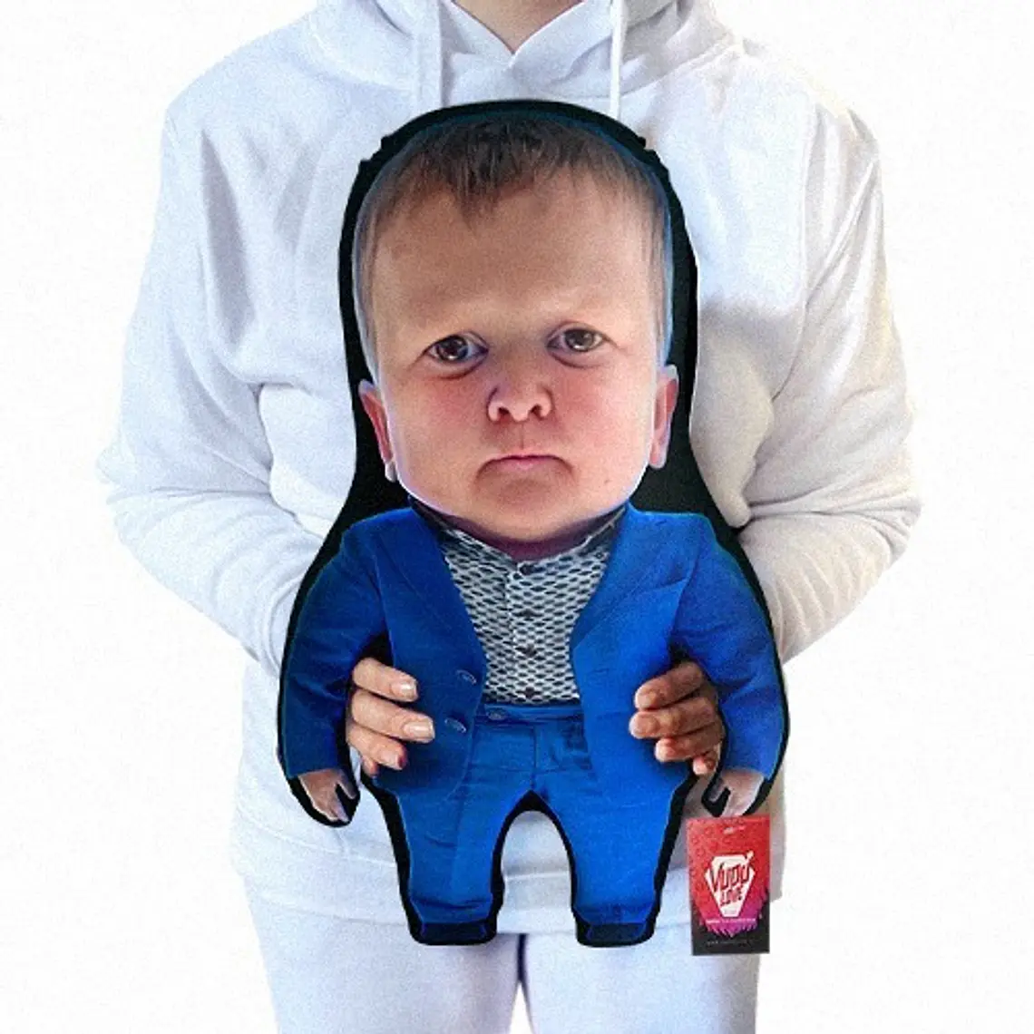 Cojín “El Hasbulla Chiquito” Traje Elegante 40cm Vudú Love 1