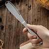 Cuchillo para mantequilla de acero inoxidable con agujeros.