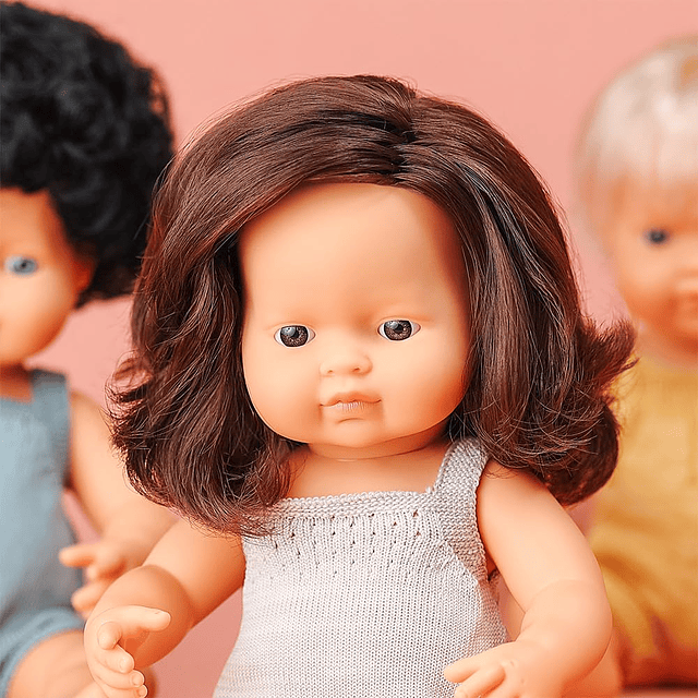 Muñeca 15'' Edición Colorida Niña Morena Caucásica con Pelel