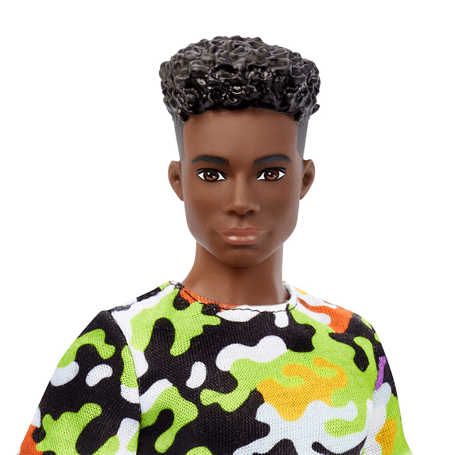 Fashionistas Ken Doll #123, ancho con cabello negro rizado,