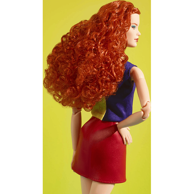 luce una muñeca de moda con cabello rojo rizado, top con blo