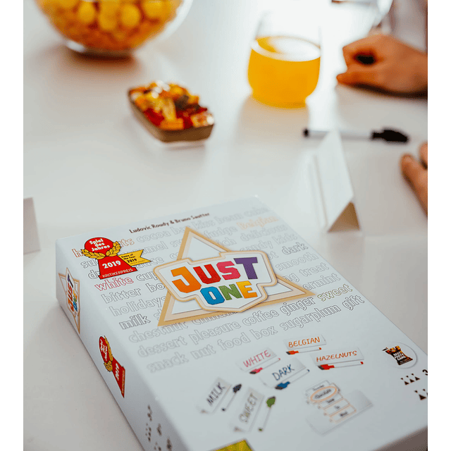 Caja blanca del juego Just One Party | Juego de mesa coopera