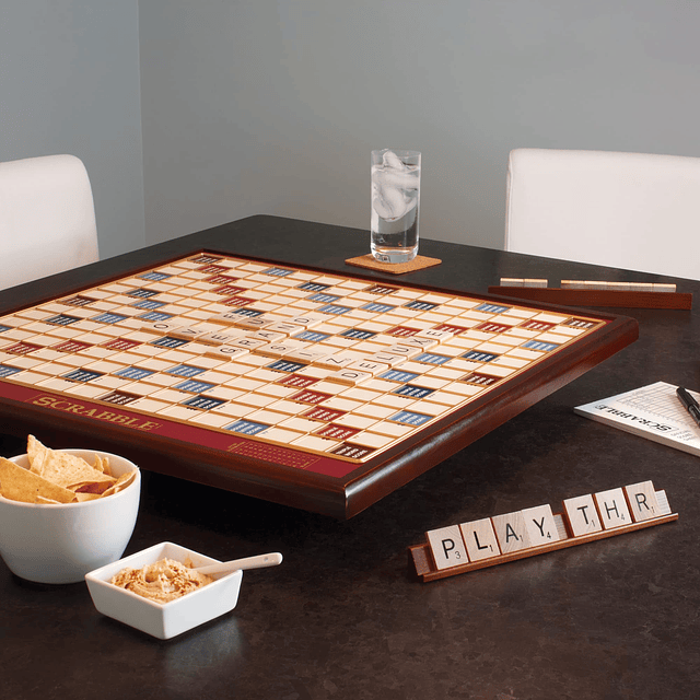 SCRABBLE Giant Deluxe Edition con tablero de madera giratori