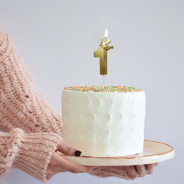 La vela de cumpleaños número 1 dorada para pastel es una her