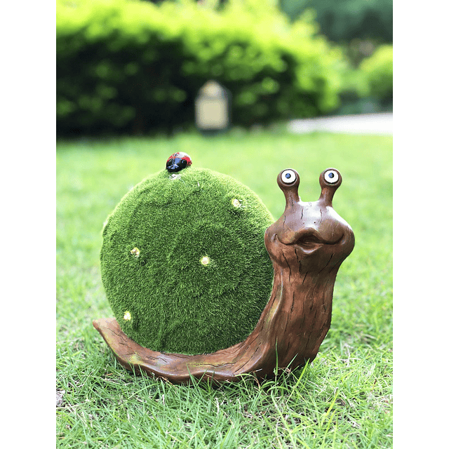 Caracol con energía solar con hierba de fibra y mariquita de