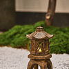 Estatuas de jardín con farol de pagoda con luces solares par