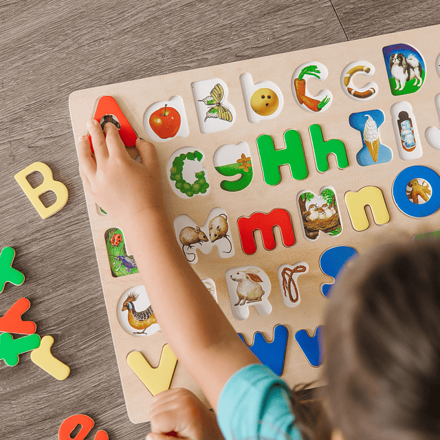 Rompecabezas de madera con letras del alfabeto en mayúsculas