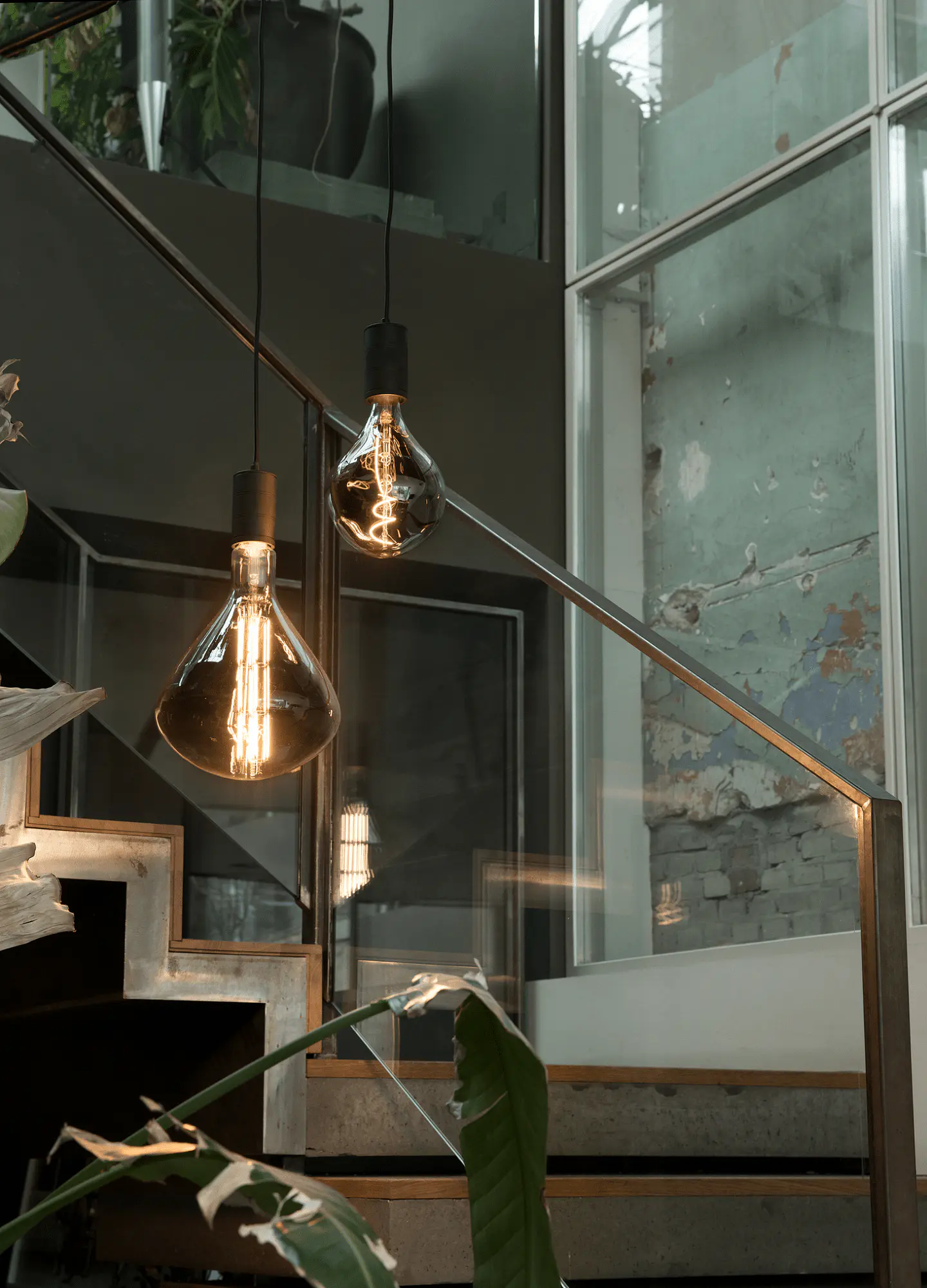 XXL Sydney Titanium LED Bulb 8W E27 2200K Calex 2