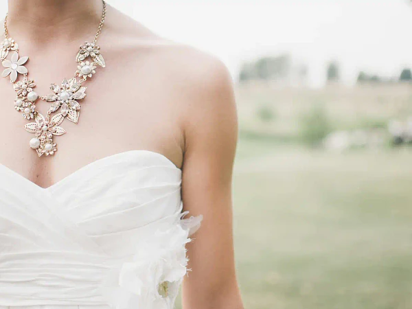 How to Match Bridal Jewelry With Your Wedding Dress