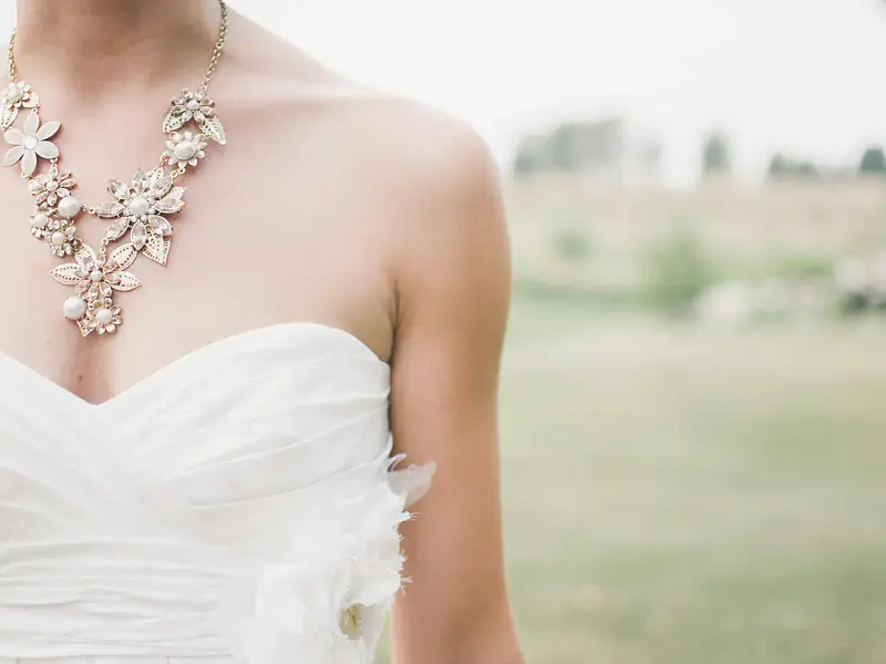 How to Match Bridal Jewelry With Your Wedding Dress
