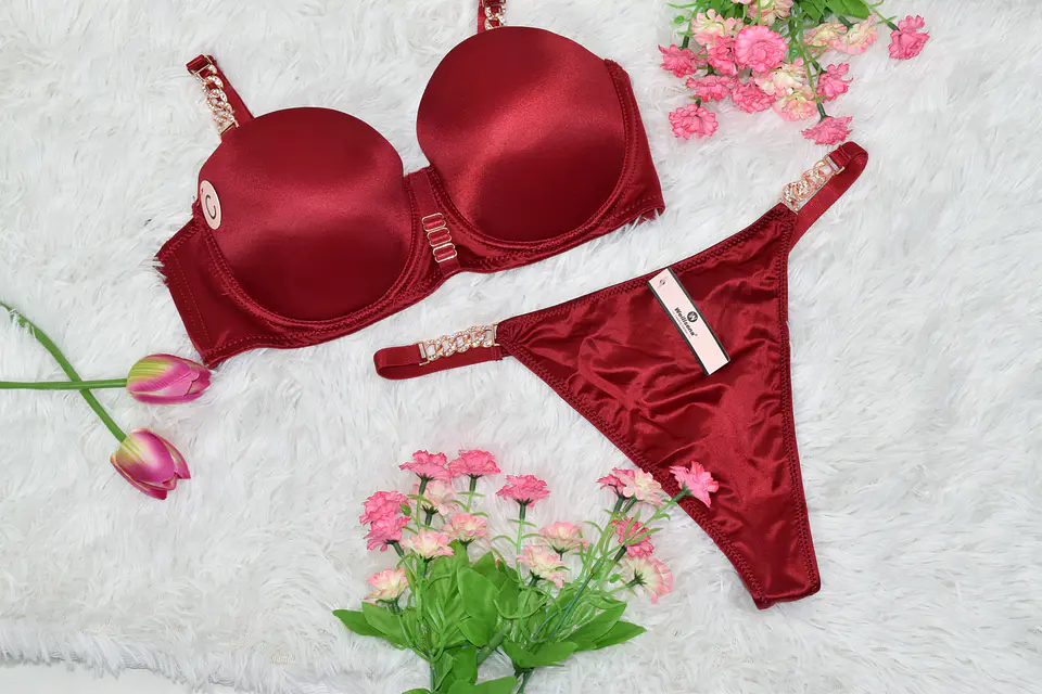 Conjunto de ropa interior satinada con cadenas Copa B 5