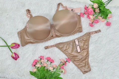Conjunto de ropa interior satinada con cadenas Copa B