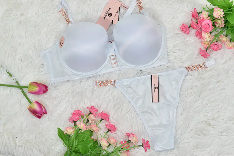 Conjunto de ropa interior satinada con cadenas Copa B 6
