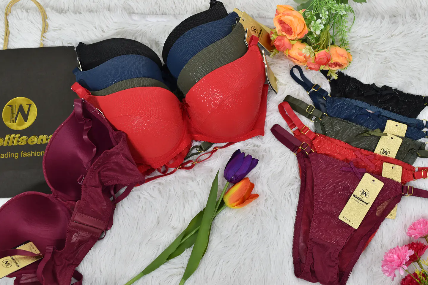 Conjunto de ropa interior con tela de encaje  1